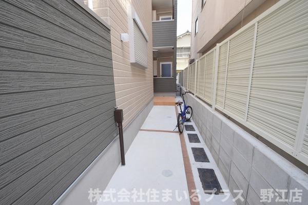 大阪市旭区大宮１丁目のアパートのエントランス