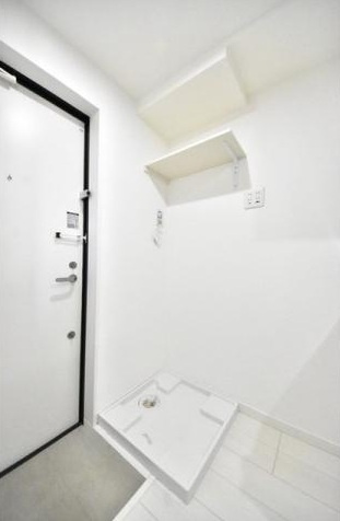 ソレイユ糀谷の設備|棚付きの洗濯機置き場