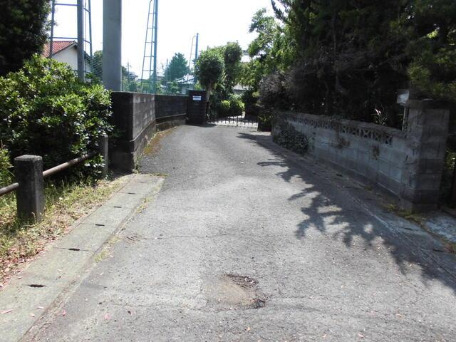 八代市本野町売戸建の前面道路含む現地写真|前面道路、左手が公園 