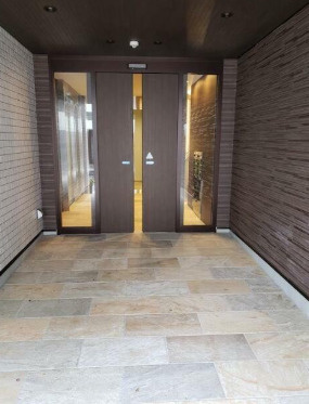 Le Maison de Freresのエントランス|ゆとりのあるエントランスです