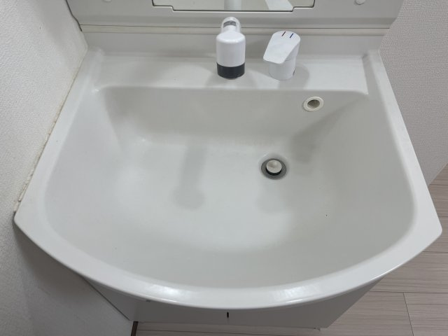 貝塚市北町貸家の洗面所|使いやすい洗面所です