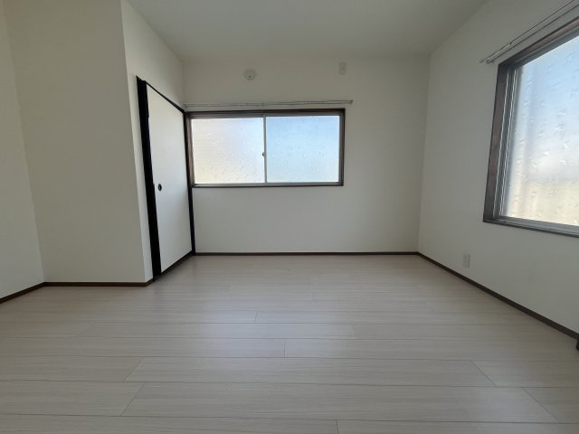 貝塚市北町貸家の居間・リビング|使いやすいリビングです