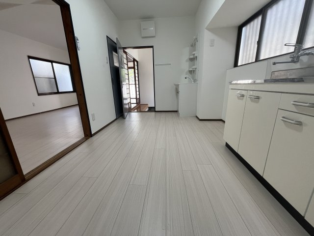貝塚市北町貸家の居間・リビング|ゆったりとした居間です
