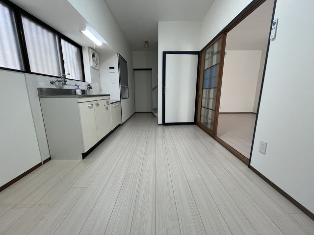貝塚市北町貸家の居間・リビング|こちらの居間で趣味の時間をお楽しみください