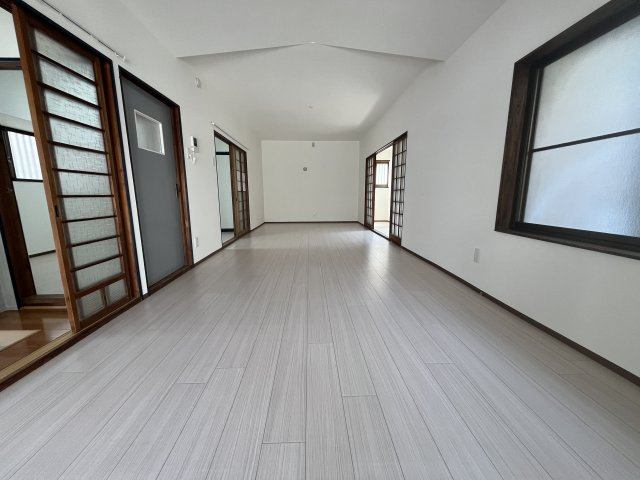 貝塚市北町貸家の居間・リビング|ゆったりとした居間です