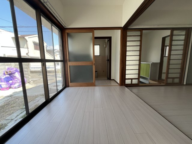 貝塚市北町貸家の居間・リビング|こちらのリビングで趣味の時間をお楽しみください