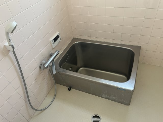 貝塚市北町貸家の浴室|日々の疲れを癒すお風呂付です