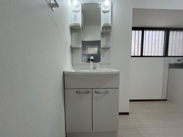 貝塚市北町貸家の洗面所|使いやすい洗面所です