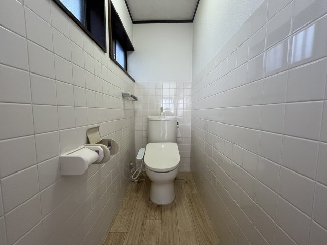 貝塚市北町貸家のトイレ|コンパクトで使いやすいトイレです