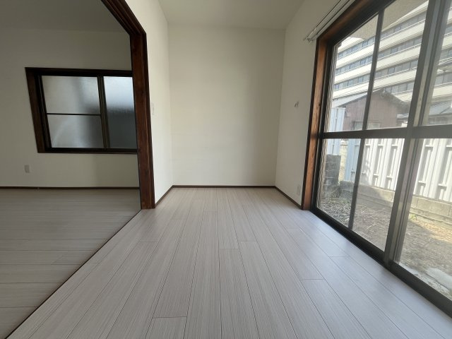 貝塚市北町貸家の居間・リビング|ゆったりとした居間です