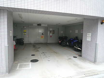 ローレルコート平和大通りの駐車場