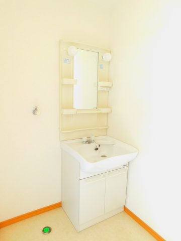 根本ハイツの独立洗面台|独立洗面台、小物を置くことができて便利です