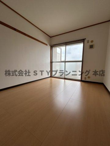 仲介手数料0円！ハイレジデンス勝川の居間・リビング