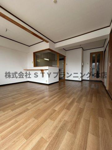 仲介手数料0円！ハイレジデンス勝川の居間・リビング
