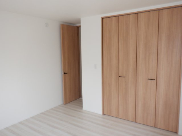下真倉　新築戸建の洋室|2階のお部屋はウォークインクローゼットがついております。