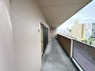 【バルコニー】 | バンベール堺 | ３面引き回しバルコニー！ゆとりあるバルコニーですので、洗濯物の多い日も安心ですね♪ガーデニングや家庭菜園なども趣味の幅も広がりますね♪