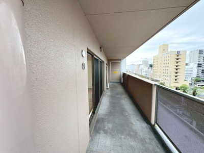 【バルコニー】 | バンベール堺 | ３面引き回しバルコニー！ゆとりあるバルコニーですので、洗濯物の多い日も安心ですね♪ガーデニングや家庭菜園なども趣味の幅も広がりますね♪