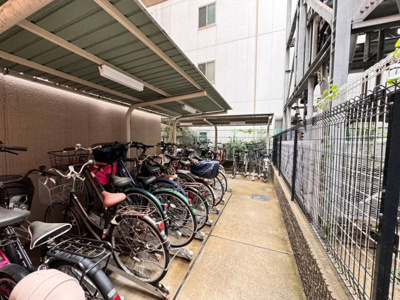 【駐輪場】 | バンベール堺 | 駐輪場に屋根があるので、雨の日に自転車が濡れにくく嬉しいですね♪