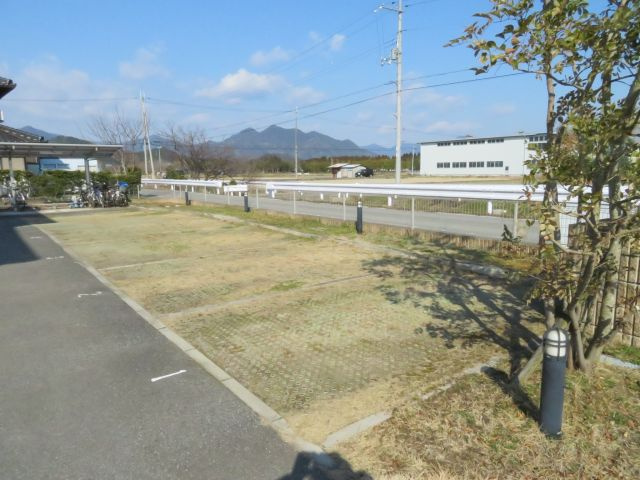 丹波市柏原町南多田のアパートの設備|敷地内駐車場です◇