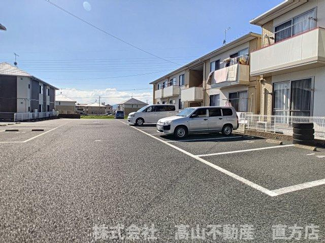 直方市大字上頓野のアパートの駐車場