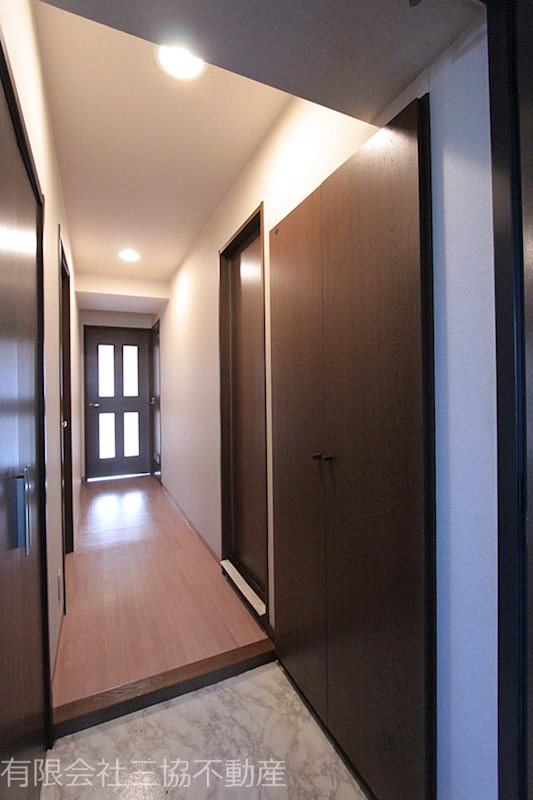 飯能市柳町の賃貸マンション|玄関入って右側に大きな下駄箱、左側に玄関収納付き