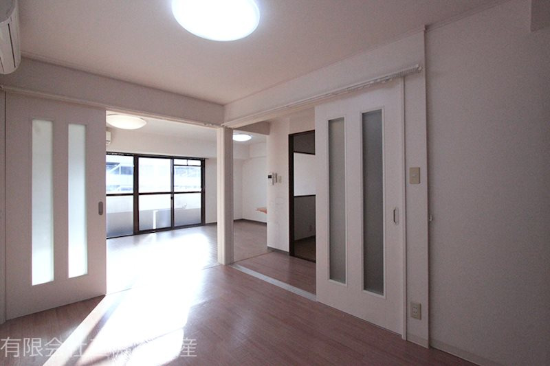 飯能市柳町の賃貸マンションの寝室|洋室6帖　2面3枚戸を開けると広々とした空間になります