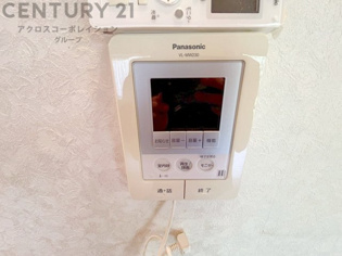 訪問者が来たときにテレビ画面で確認できるため、安心してドアを開けられます。録画機能があるものもあり、留守中に来訪者を記録しておくことができます。利便性が高く、セキュリティ面でも安心です。