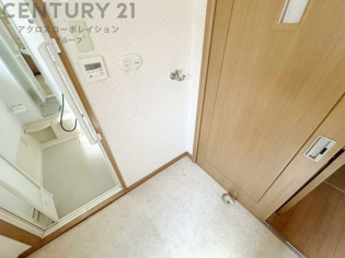 洗濯物の仕分け作業がしやすく、整理整頓が容易になります。洗濯音や湿気を他の部屋に持ち込まず、生活環境を快適に保ちます。上部を活用すれば収納スペースを確保でき洗剤や洗濯用品の整理もしやすくなります。