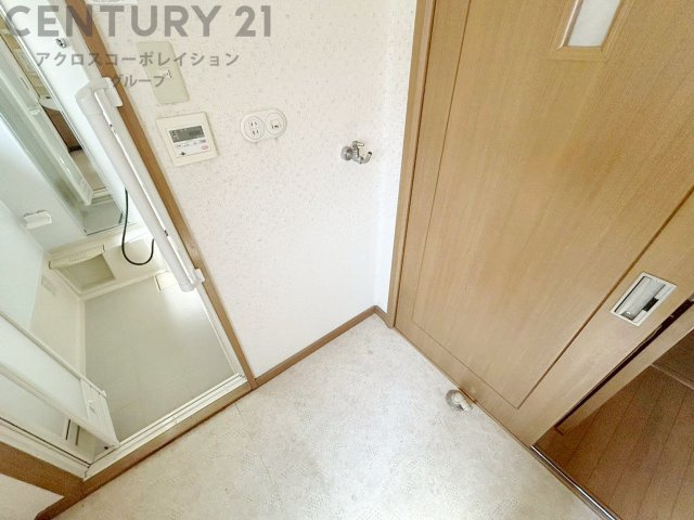 洗濯物の仕分け作業がしやすく、整理整頓が容易になります。洗濯音や湿気を他の部屋に持ち込まず、生活環境を快適に保ちます。上部を活用すれば収納スペースを確保でき洗剤や洗濯用品の整理もしやすくなります。