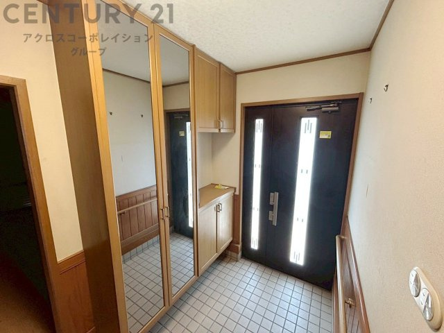 玄関収納付きの玄関です　家族皆様の履物をしっかり収納できます　姿見付きでお出かけ前の身だしなみチェックに便利です