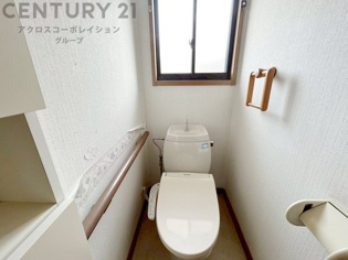 温水洗浄便座付トイレは温水洗浄機能により、暖かい水でおしりを洗浄することができ、冷たい水を使う従来の便座に比べ、温水洗浄機能で暖かいトイレを提供し、快適な使用を可能にします。