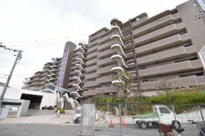 【外観】 | ダイアパレス吹田ウインドヒル | こちらの物件近くの教育施設や、スーパー・公園など、物件周辺の住環境を併せてご案内させて頂きます。ぜひ、現地での暮らしをイメージなさって下さい！