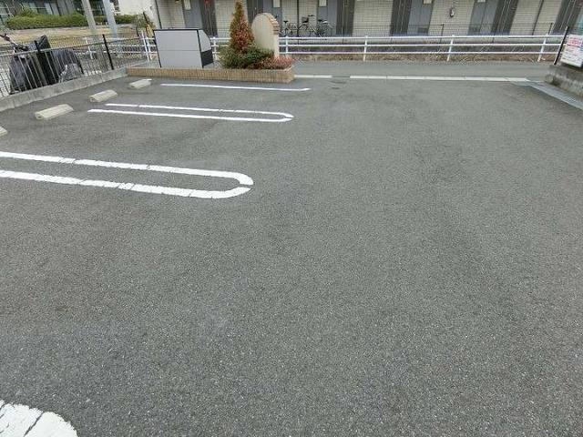 アイリスⅡの駐車場