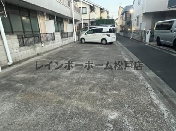 リブレス金町東水元　旧　第六竹石マンションの駐車場