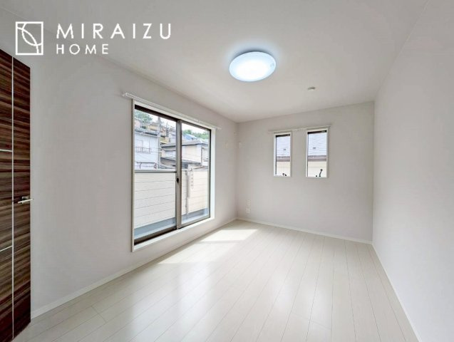 【洋室】 | 居心地の良さそうなリラックスできる空間。独立性のある建物ですので、ご自分の時間を大切にしたご家族様にぴったりです！