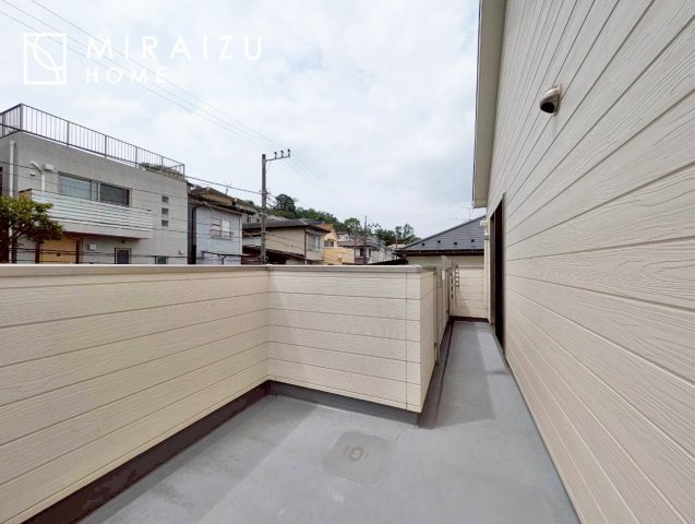 【バルコニー】 | 小鳥の鳴き声で目覚める朝、爽やかな風が入ります。太陽の陽射しでお洗濯物がカラッと乾き、気持ちの良い洋服とお布団で快適に過ごせます。