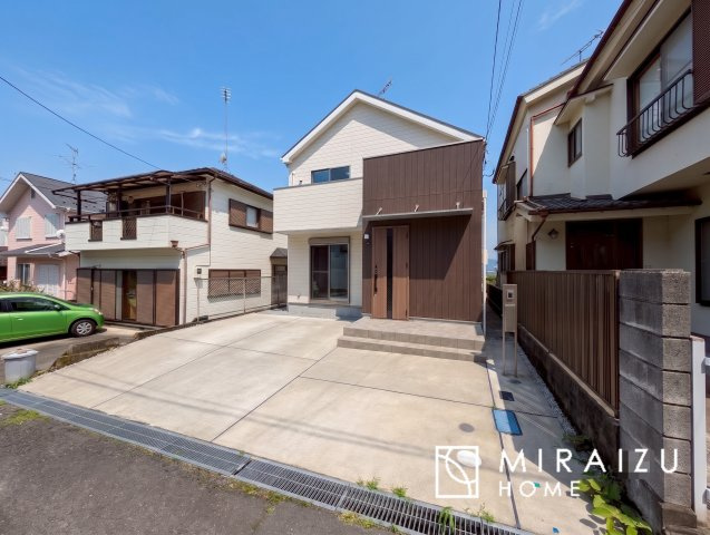 【外観】 | ※一部イメージ優先の場合がございます　青く澄み渡った綺麗な空と、陽の光をたっぷりと受ける、そんな住宅で新生活をスタートしてみませんか？見学・ご相談等、ミライズホーム(株)までお気軽にご連絡下さい。