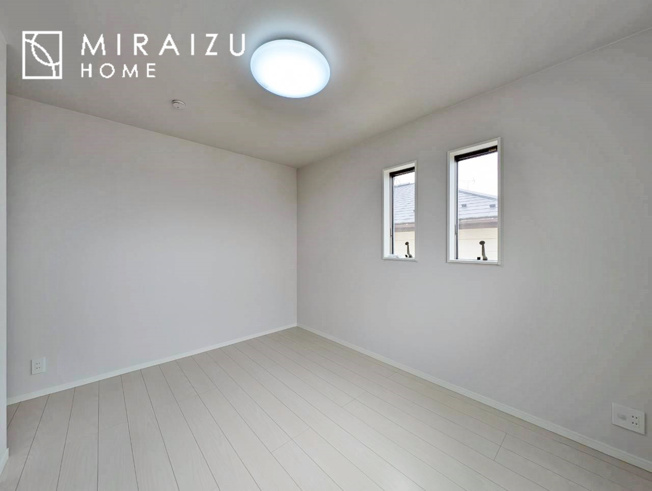 【寝室】 | 収納あり、自然な採光ありの洋室。家族みんなが気持ち良く目覚められる、過ごしやすい主寝室などにもお勧め。もちろん、ペットもご一緒に。