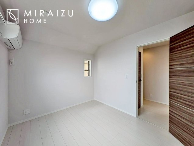 【洋室】 | 小鳥の鳴き声で目覚める朝、爽やかな風が入ります。太陽の陽射しでお洗濯物がカラッと乾き、気持ちの良い洋服とお布団で快適に過ごせます。