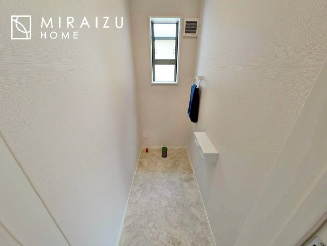 【トイレ】 | 青く澄み渡った綺麗な空と、陽の光をたっぷりと受ける、そんな住宅で新生活をスタートしてみませんか？見学・ご相談等、ミライズホーム(株)までお気軽にご連絡下さい♪