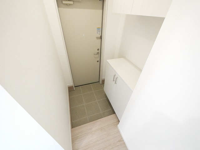 桜井市谷新築賃貸アパートの玄関|収納もある玄関です