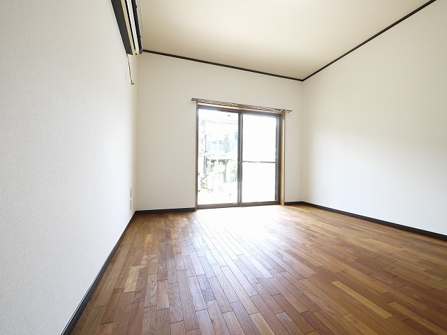 庵治町戸建ての洋室|明るい洋室です