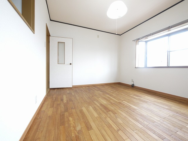 庵治町戸建ての洋室|使い勝手のいい洋室です