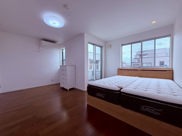 【洋室】 | 練馬区中村北１丁目　中古戸建て | 大きな窓から爽やかな光と風が入る寛ぎのプライベートルーム