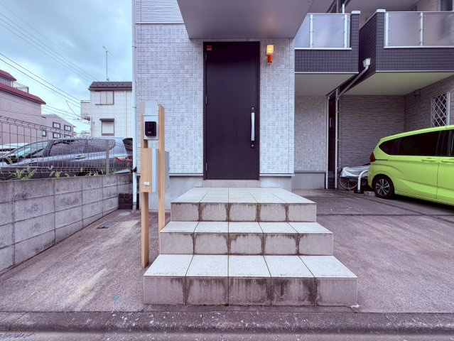 【玄関】 | 練馬区中村北１丁目　中古戸建て | 人々を出迎える玄関は爽やかな清潔感を重視した空間です