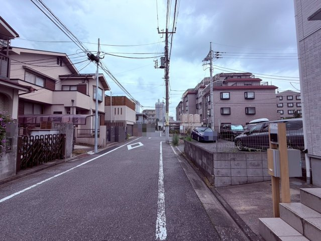 【前面道路含む現地写真】 | 練馬区中村北１丁目　中古戸建て | 落ち着いた住宅街の一角、穏やかな街並みが広がります