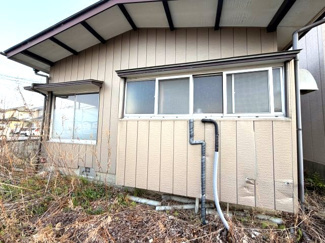 【外観】 | 建物背面（キッチン側）の外観。窓が並び、採光が確保されます