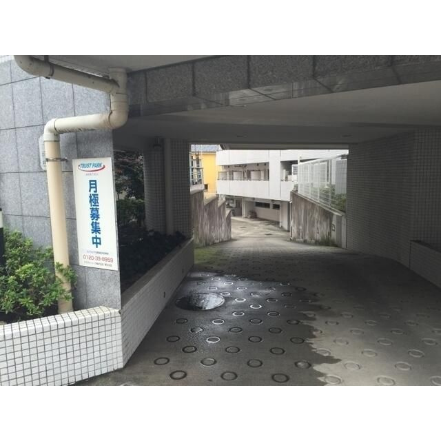 コンフォリア目黒長者丸の駐車場