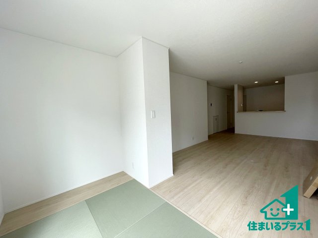 ★26(土)27(日)現地見学可能！★京田辺市薪天神堂　第9期　新築一戸建ての居間・リビング|日当たり良好の明るいリビングで朝の目覚めもスッキリできそう！対面キッチンでご家族のコミュニケーションも自然と増える設計！小さなお子様が遊ぶスペースを作っても広々とくつろげるLDK！