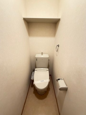 ヴェルジェ畑中のトイレ|※入居中の為、同タイプ別のお部屋の写真となります。左右反転